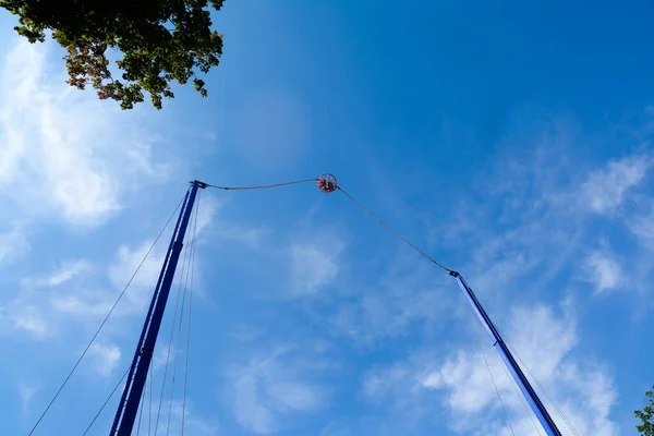 Magas Bungee Swing Kék Háttér Egy Vidámparkban — Stock Fotó