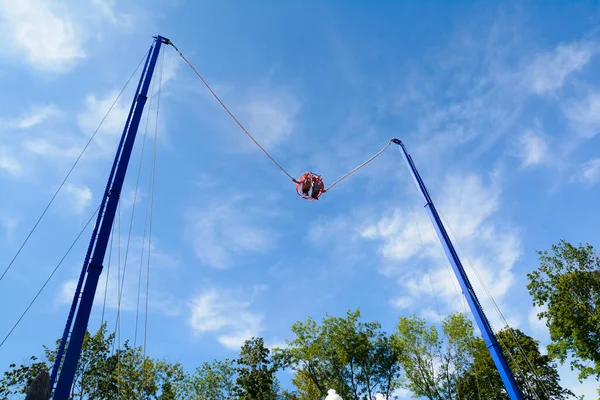 Wysoki Bungee Huśtawka Tle Niebieskiego Nieba Parku Rozrywki — Zdjęcie stockowe