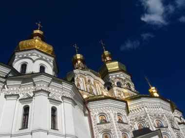 Tapınağın kubbeleri koyu mavi gökyüzüne karşı
