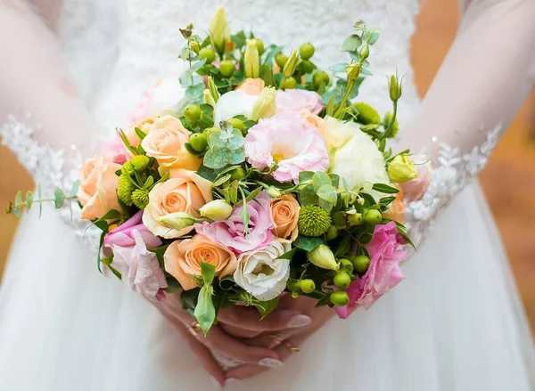 Düğün buketi gelin elinde