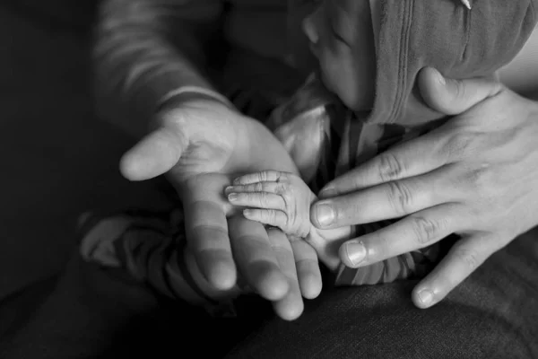 Baba ve bebek elleri.