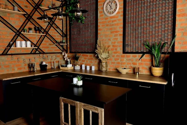 Çatı katı tarzı bir mutfak. Siyah bir iç mekan..