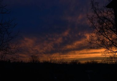 Turuncu bulutlu mor gökyüzü