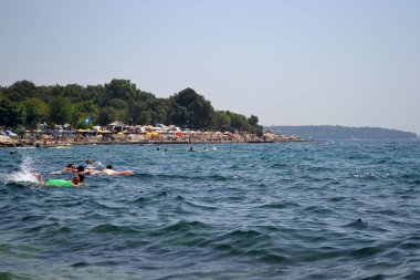 Pula, Hırvatistan - 07.28.2017: deniz tatilindeki turistler