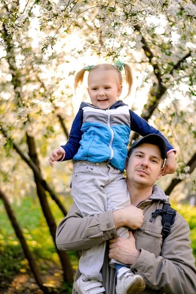 Babasının kollarında bir kız. Babalar Günü.. 