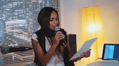 Kadın siyah vokalist prova sırasında şarkının notalarında hatalar buluyor