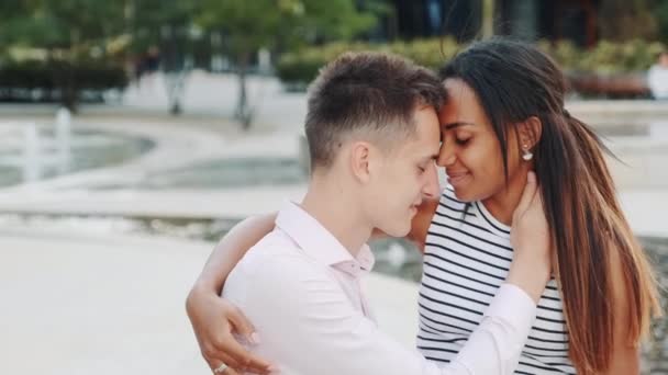 Heureux couple multiethnique ayant rendez-vous romantique dans un bel endroit en plein air — Video