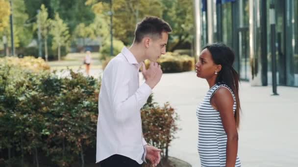 Femme métisse commence à pleurer pendant la querelle avec son petit ami dans la rue. — Video