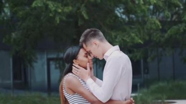 Çok ırklı kadın ve aşık erkek alınlarını birleştiriyor.