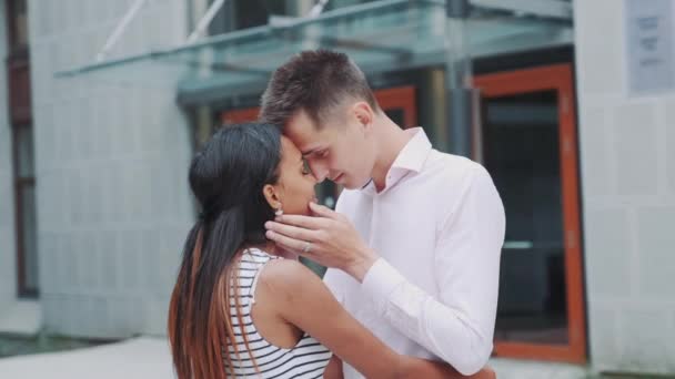 Sensible retrato de dos amantes multirraciales tocando frentes al aire libre — Vídeos de Stock