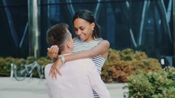 Usmívající se multiraciální pár baví točit se na ulici — Stock video