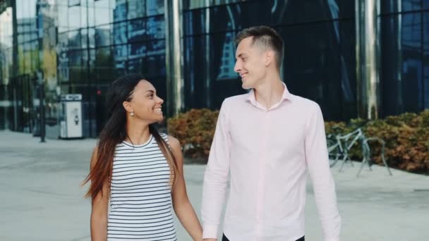 Lächelndes schwarzes Mädchen bei einem Date mit ihrem Freund in der Innenstadt — Stockvideo