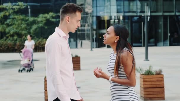 Junge schwarze Frau streitet mit ihrem Mann auf der Straße — Stockvideo