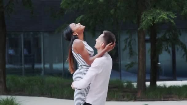 Multiraciale vrouw en man in de liefde draaien rond, kussen en praten — Stockvideo