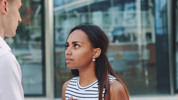 Primer plano de una joven negra peleando con su novio en la calle y marchándose — Vídeos de Stock