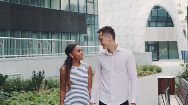 Gemengde-race familie tijd samen doorbrengen buiten in een stad met moderne architectuur — Stockvideo