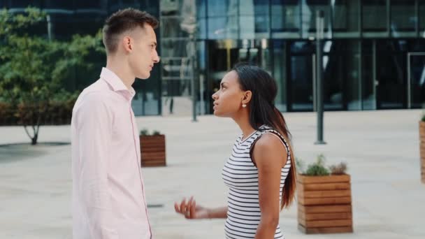 Betrogene Schwarze schubst ihren Freund nach Streit auf der Straße — Stockvideo