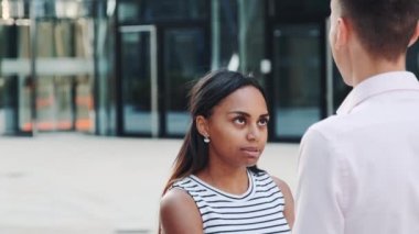 Melez bir kızın erkek arkadaşıyla dışarıda tartışıp sonra da onu yalnız bırakması.