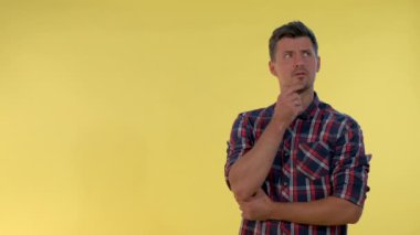 Neşeli genç adam sorununa mükemmel bir çözüm buluyor.