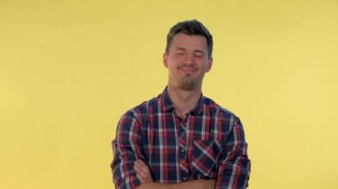 Sessiz kalacağına söz veren yakışıklı adamın yakın çekimi.