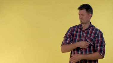 Yakışıklı genç adam bir şeyden hoşlanmaz ve baş parmağını aşağı uzatır..