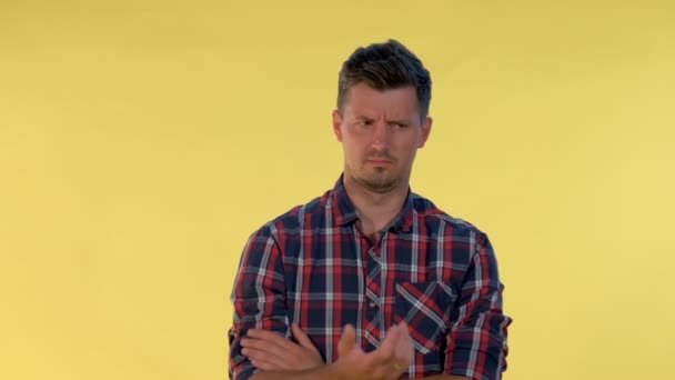 Portret van trieste jongeman is niet tevreden met iets — Stockvideo