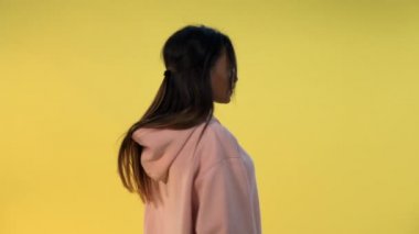 Afrikalı etnik kökenli mutlu genç kadın kameraya geri dönüyor.