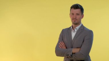 Kameraya gülen takım elbiseli yakışıklı adamın portresi.