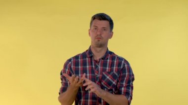 Yakışıklı adam parmaklarıyla bir şeyler sayıyor.