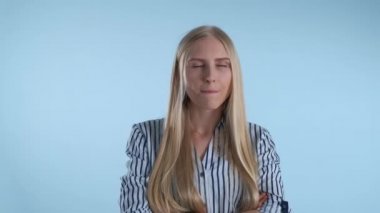 Genç sarışın kadın bir şeyi reddediyor ve yeterince sıkıldığını gösteriyor.