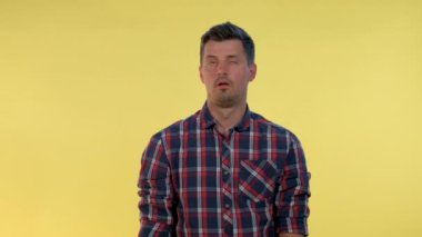 Sıkılmış genç bir adamın portresi. Parmak tabancasıyla kendini başından vuruyor..