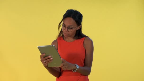 Femme d'affaires noire en robe et lunettes analysant quelque chose sur tablette . — Video