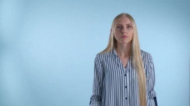 Genç bayan bir şey bilmediğini gösteriyor.