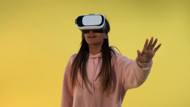 Chica multiracial usando gafas de realidad virtual — Vídeo de stock