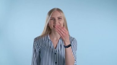 Genç bayan bir öpücük yolluyor ve tek gözüyle göz kırpıyor.