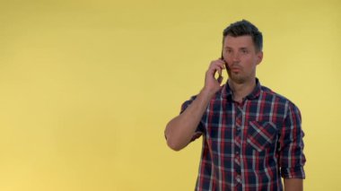 Akıllı genç adam akıllı telefonla konuşurken arkadaşından inanılmaz haberler alıyor..