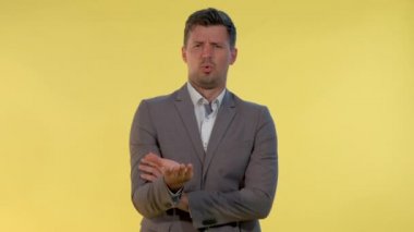 Yakışıklı genç işadamı elini uzattı ve dedi ki: