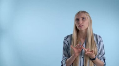 Çekici genç bir kadın parmaklarıyla bir şeyler sayıyor.