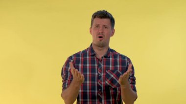 Çaresiz adam bir şey yüzünden hayal kırıklığına uğradı.