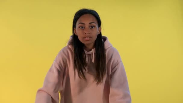 O tânără de rasă mixtă înjură pe cineva — Videoclip de stoc