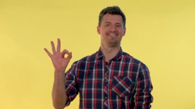 Çekici genç adam el işareti yapıyor..