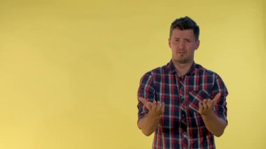 Koyu saçlı genç adam bir şeye katılmıyor.