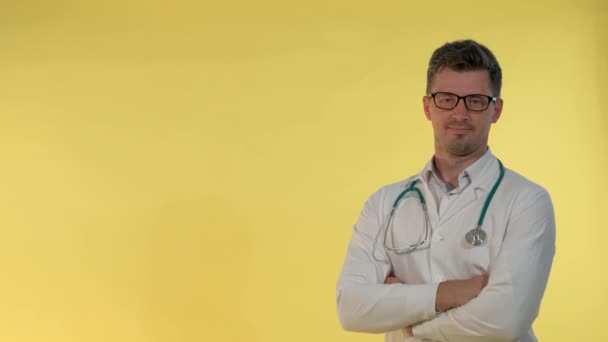 Joyeux jeune médecin en blouse de laboratoire hochant la tête montrant qu'il est d'accord avec quelque chose . — Video