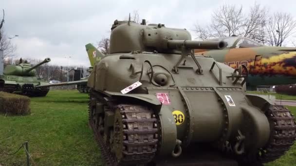 Dos tanques de batalla exhibidos en un museo . — Vídeo de stock