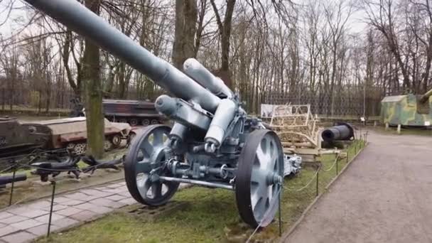 Военная пушка экспонируется в музее. — стоковое видео