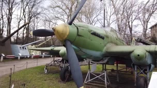 Antiguo avión militar exhibido en un museo . — Vídeos de Stock