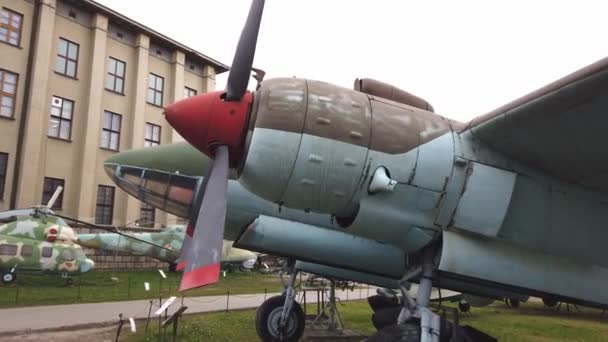 Старый военный самолет экспонируется в музее. — стоковое видео