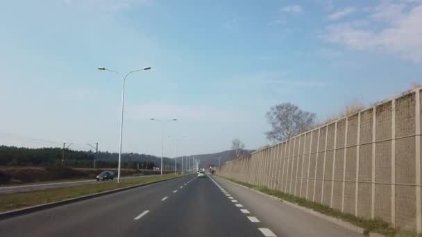 La vista dal finestrino di una macchina che pedala su una bella strada. — Video Stock