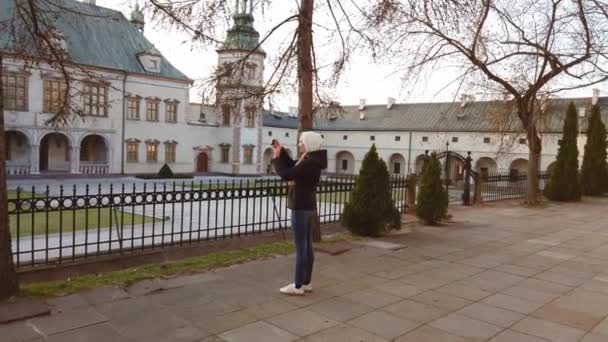 Touriste fille fait une photo de palais sur la vieille place — Video