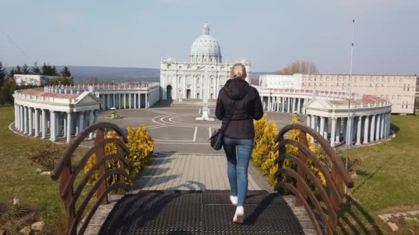在梵蒂冈圣彼得斯大教堂的一个微型模型附近，一位妇女正在步行拍照。小型公园. — 图库视频影像